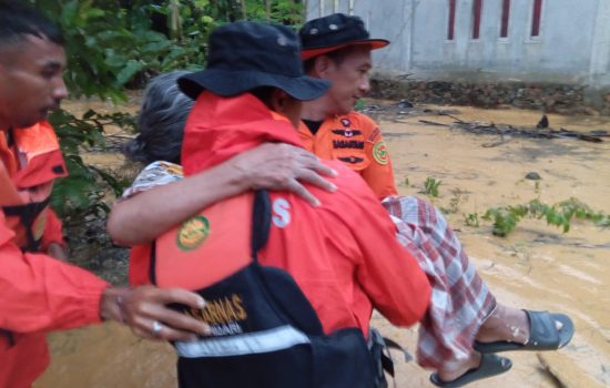 Tiga Warga Kendari Selamat dari Banjir
