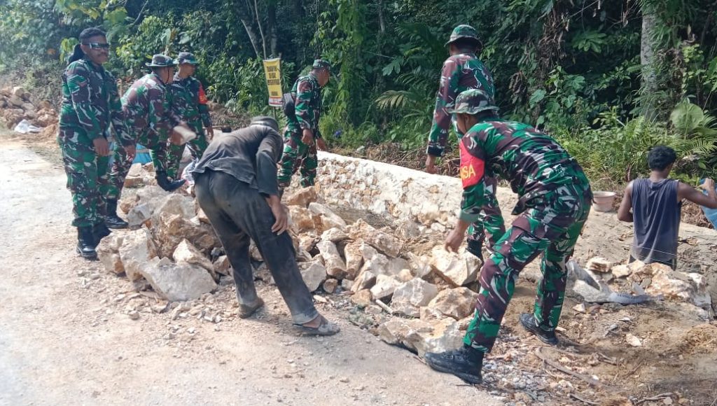 Anggota Koramil 1417-01/Wawonii bersama Warga Bangun Drainase