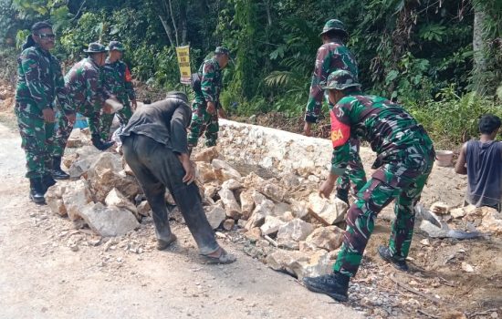 Anggota Koramil 1417-01/Wawonii bersama Warga Bangun Drainase