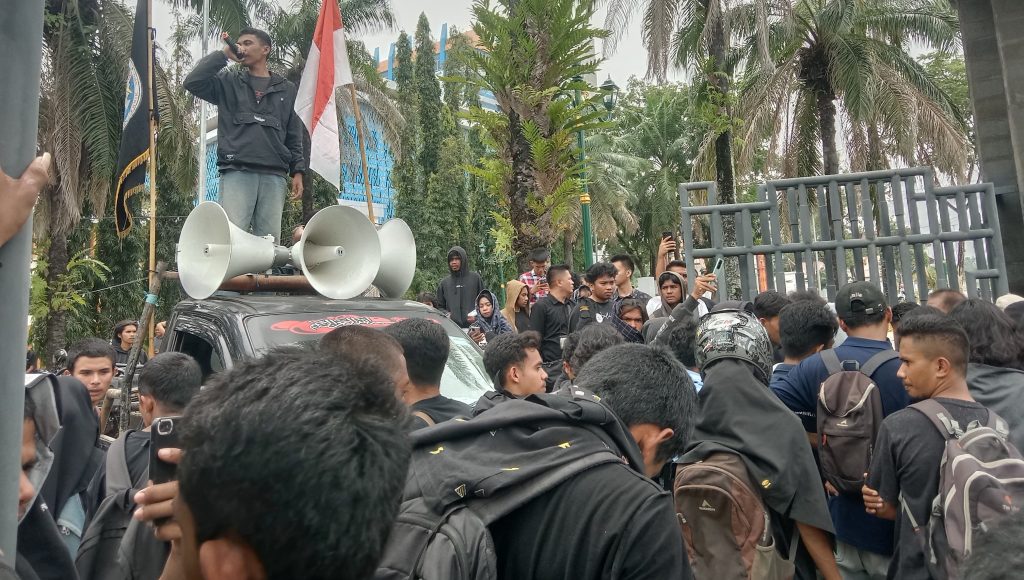 Mahasiswa Teknik UHO Kendari Gelar Aksi di DPRD Sultra Terkait Inpres No 1 / 2025