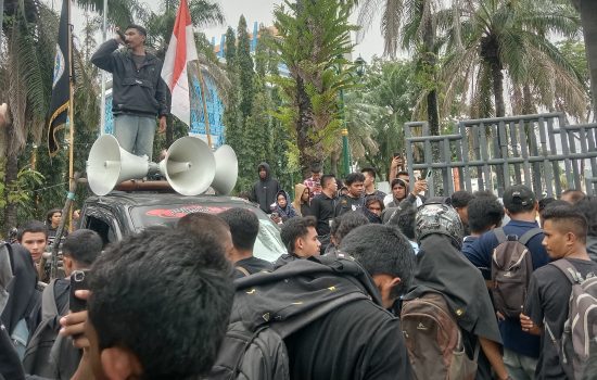 Mahasiswa Teknik UHO Kendari Gelar Aksi di DPRD Sultra Terkait Inpres No 1  / 2025