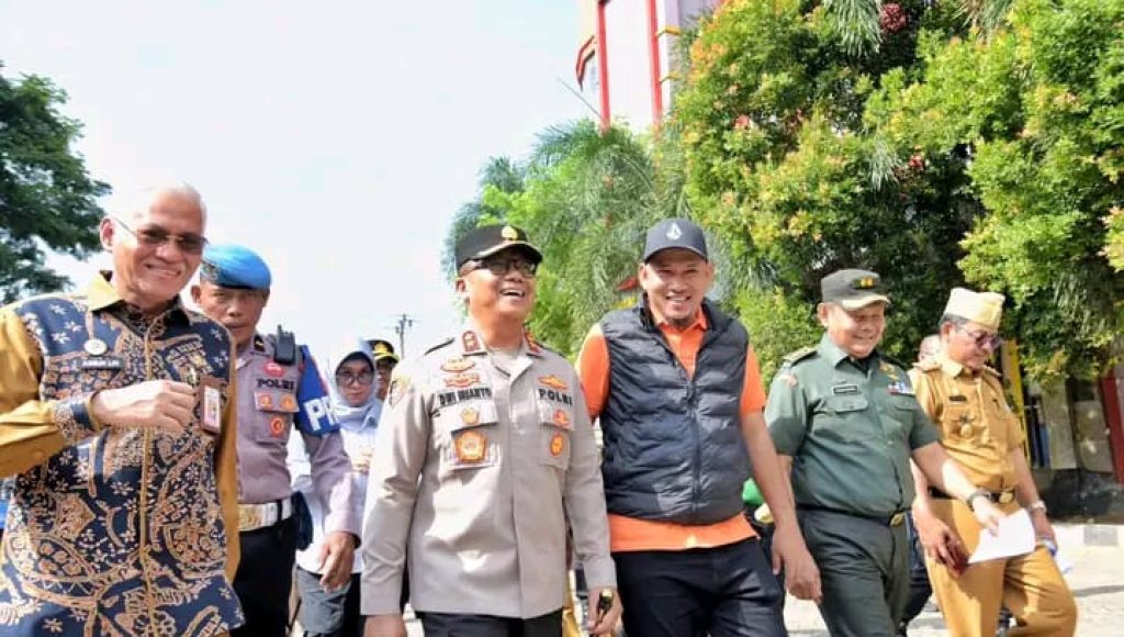 Kapolda Sultra dan Wakil Wali Kota Kendari Tinjau Harga Sembako Jelang Ramadan
