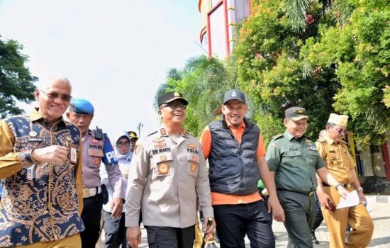 Kapolda Sultra dan Wakil Wali Kota Kendari Tinjau Harga Sembako Jelang Ramadan