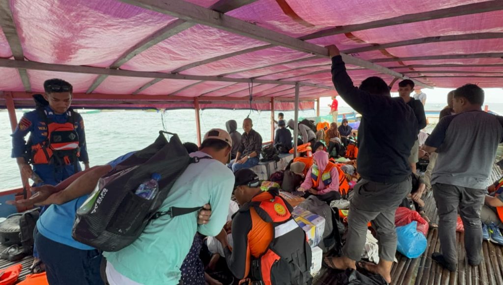 KM Armawati Mati Mesin di Perairan Mawasangka, 104 Penumpang Dievakuasi