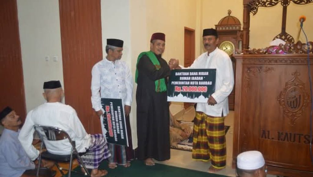 Safari Ramadhan, Pj Sekda Baubau Serahkan Bantuan untuk Masjid 