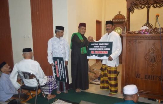 Safari Ramadhan, Pj Sekda Baubau Serahkan Bantuan untuk Masjid&nbsp;