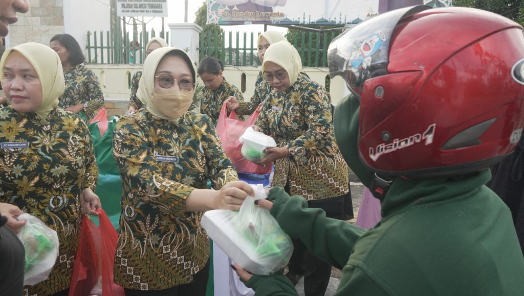 Ikatan Adhyaksa Dharmakarini Sultra Gelar Bagi Takjil Didepan Kejati Sultra