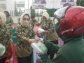 Ikatan Adhyaksa Dharmakarini Sultra Gelar Bagi Takjil Didepan Kejati Sultra