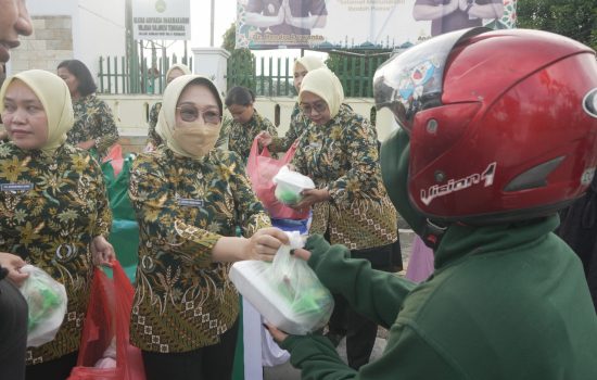 Ikatan Adhyaksa Dharmakarini Wilayah Sulawesi Tenggara Gelas Aksi Bagi Takjil