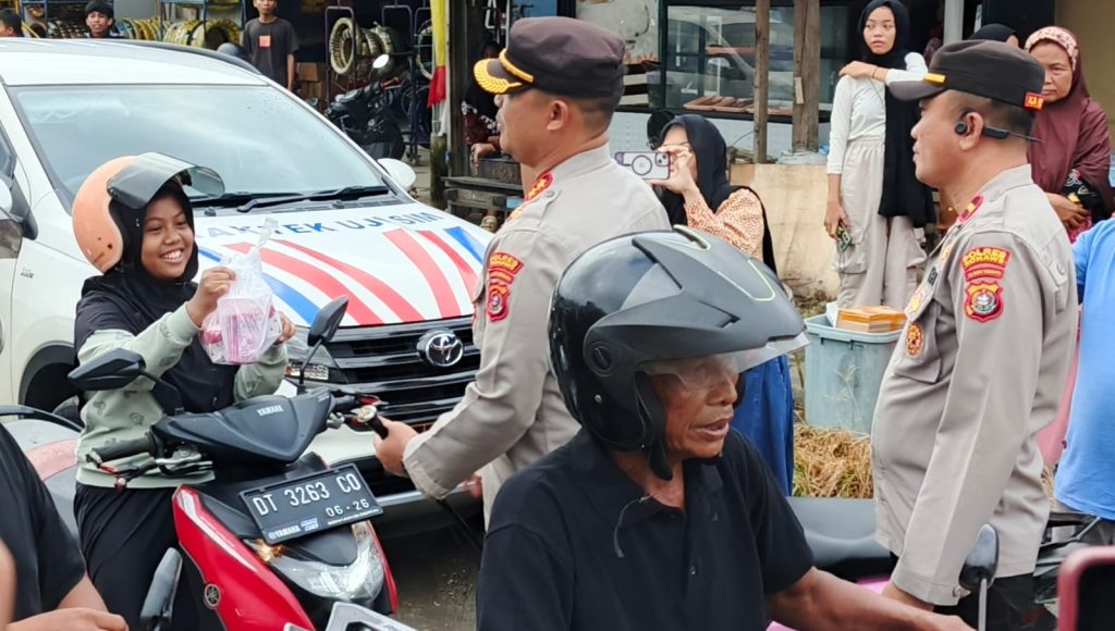 Polres Konawe Bersama Insan Pers Bagikan Ratusan Takjil
