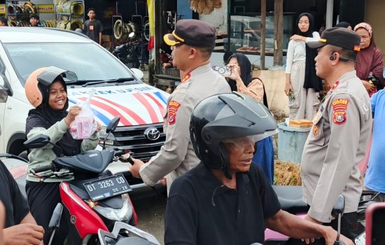 Polres Konawe Bersama Insan Pers Bagikan Ratusan Takjil