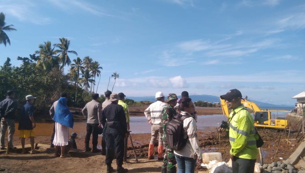 Respon Cepat Permintaan Warga, PT.GKP Lakukan Normalisasi Sungai Rokoroko
