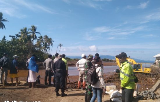 Respon Cepat Permintaan Warga, PT GKP Lakukan Normalisasi Sungai Rokoroko