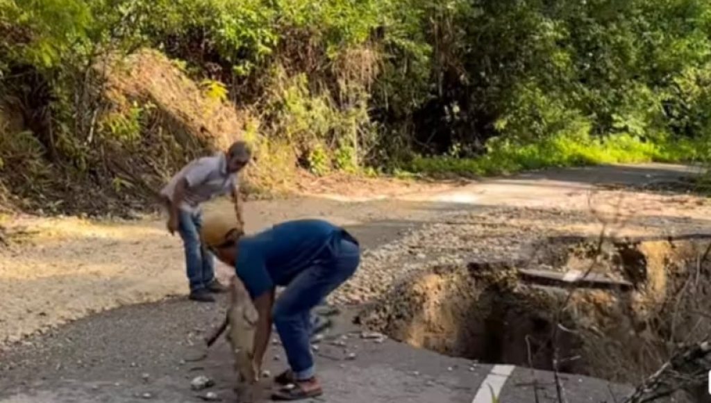 Jalan penghubung Maligano – Ronta Longsor