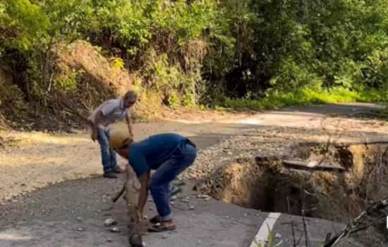 Jalan penghubung Maligano &ndash; Ronta Longsor
