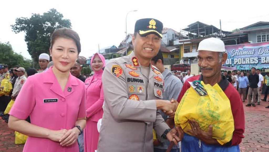 Kapolres Baubau Bagi Paket Lebaran di Masyarakat