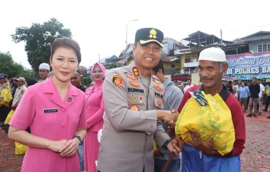 Kapolres Baubau Bagi Paket Lebaran di Masyarakat