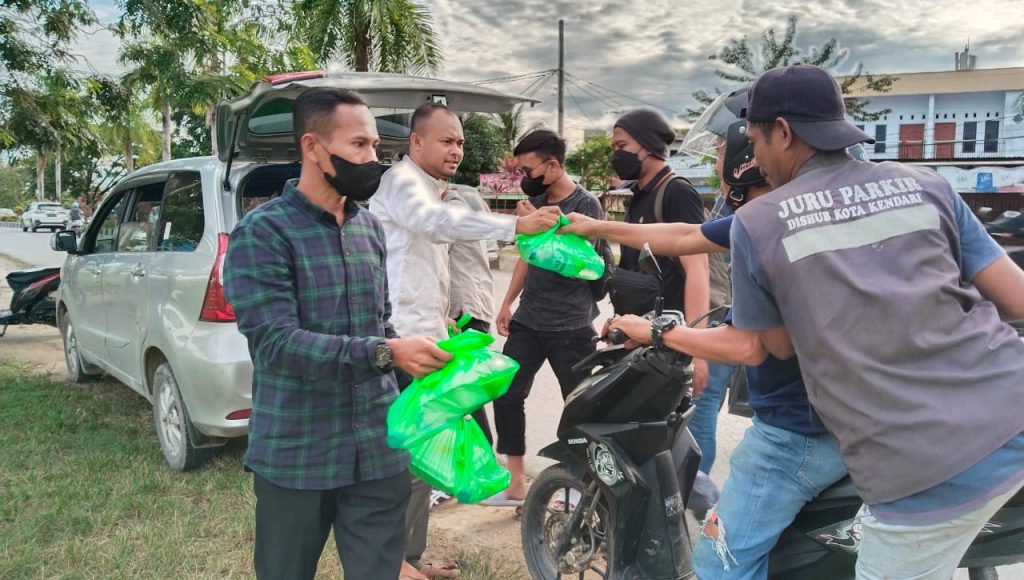 PT WIN Dan Wartawan Kendari Berbagi Takjil