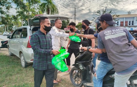 PT WIN Dan Wartawan Kendari Berbagi Takjil