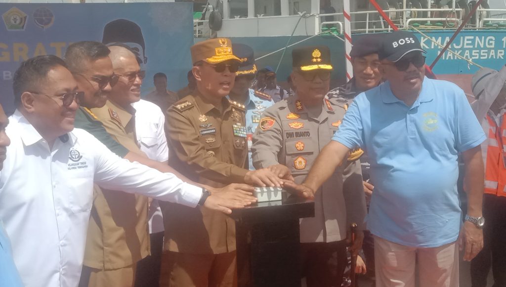 Gubernur Sultra Andi Sumangerukka Lepas Rombongan Mudik Gratis ASR, Bukti Niat Tulus untuk Bersedekah