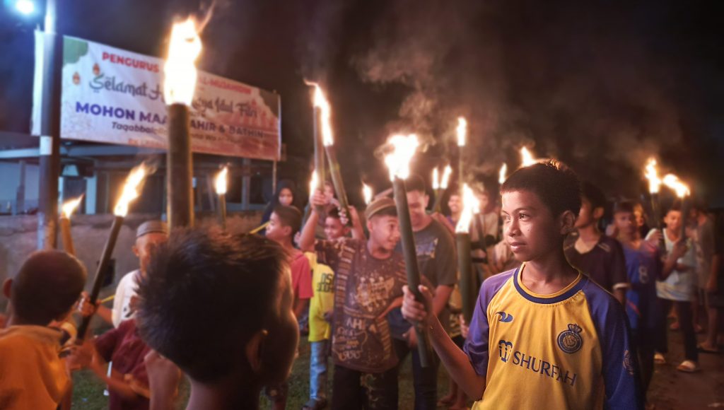 Ratusan Warga Labalia Meriahkan Malam Takbiran dengan Pawai Obor