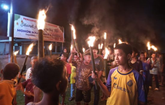 Ratusan Warga Labalia Meriahkan Malam Takbiran dengan Pawai Obor