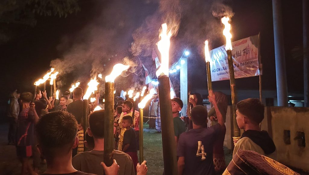 Ratusan Warga Labalia Meriahkan Malam Takbiran dengan Pawai Obor