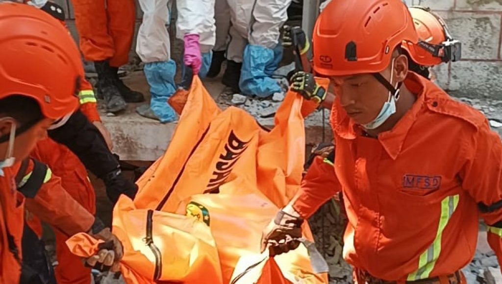 Tim INASAR kembali Temukan Korban di Reruntuhan Perumahan PNS Myanmar