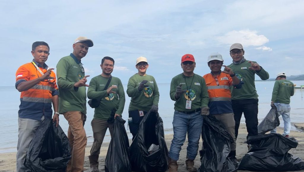 PT CNI Gelar Aksi Bersih Pantai di Wolo, Dalam Rangka Hari Bumi