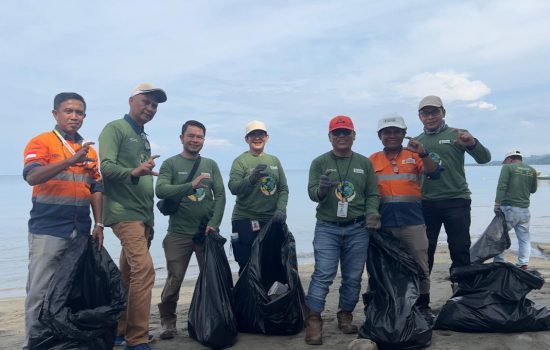 PT CNI Gelar Aksi Bersih Pantai di Wolo, Dalam Rangka Hari Bumi