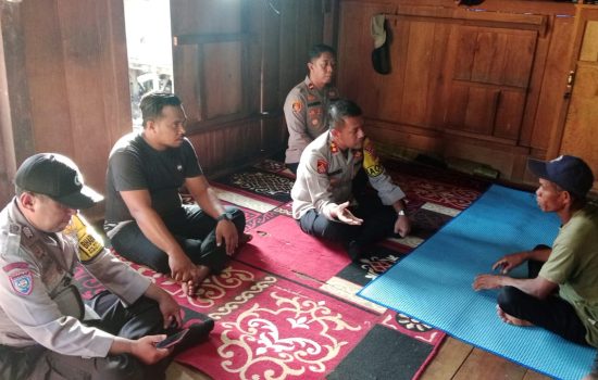 Kapolres Baubau Sambangi Rumah Duka Korban Keracunan Ikan