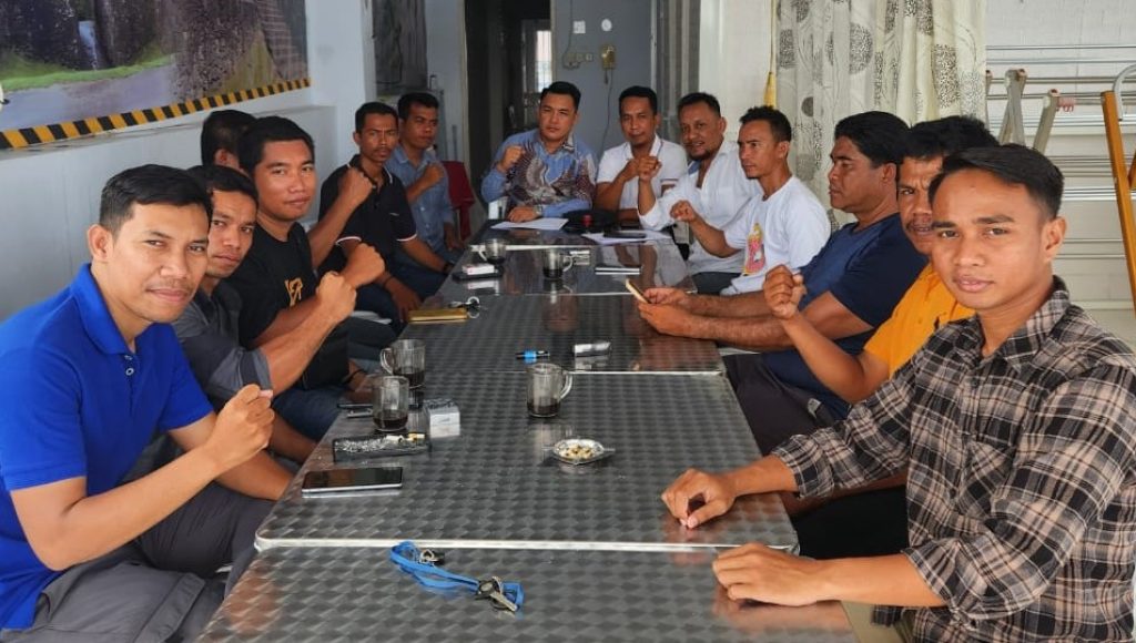 Puluhan Karyawan PDAM Tirta Lamaindo Busel Tuntut Gaji yang Tertunda Selama 4 Tahun