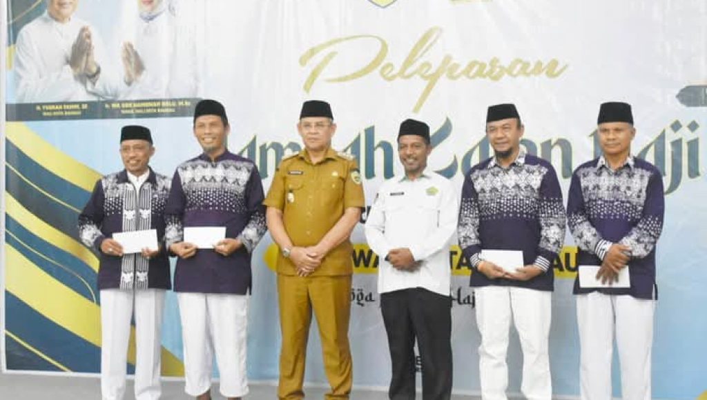 Pemkot Bersama Kemenag Kota Baubau Serahkan Uang Saku ASR Ke-143 JCH