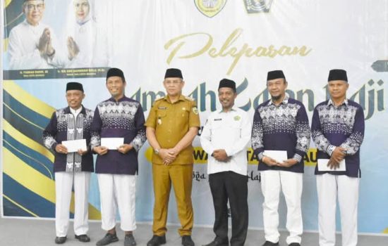 Pemkot Bersama Kemenag Kota Baubau Serahkan Uang Saku ASR Ke-143 JCH