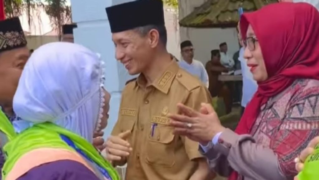 Gubernur Sultra Andi Sumangerukka Beri Uang Saku Pada CJH Wakatobi