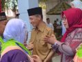 Gubernur Sultra Andi Sumangerukka Beri Uang Saku Pada CJH Wakatobi