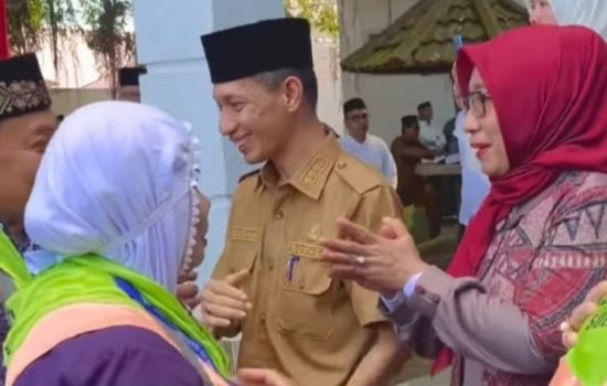 Gubernur Sultra Andi Sumangerukka Beri Uang Saku Pada CJH Wakatobi