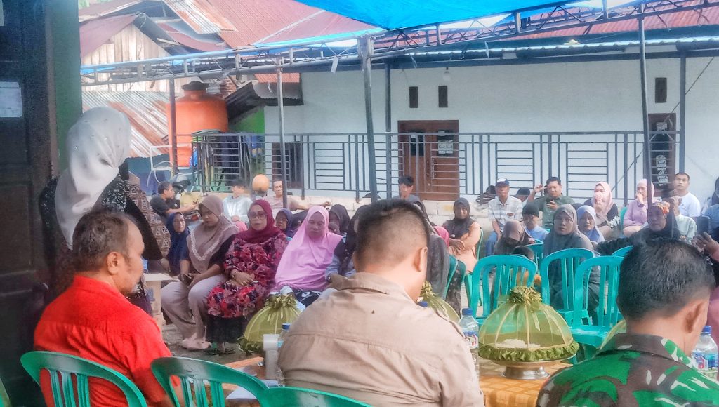 Reses di Punggolaka, Gunartin Serap Aspirasi Soal Paving Block dan Penerangan Jalan