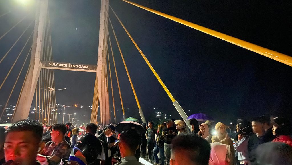 Warga Temukan Motor dan Sandal di Jembatan Teluk Kendari, Diduga Pemiliknya Melompat ke Laut