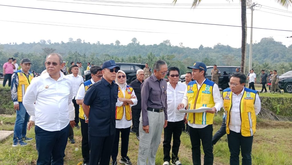 Gubernur bersama Menteri PU Tinjau Lokasi Persiapan Jembatan Penghubung Buton-Muna di Kota Baubau