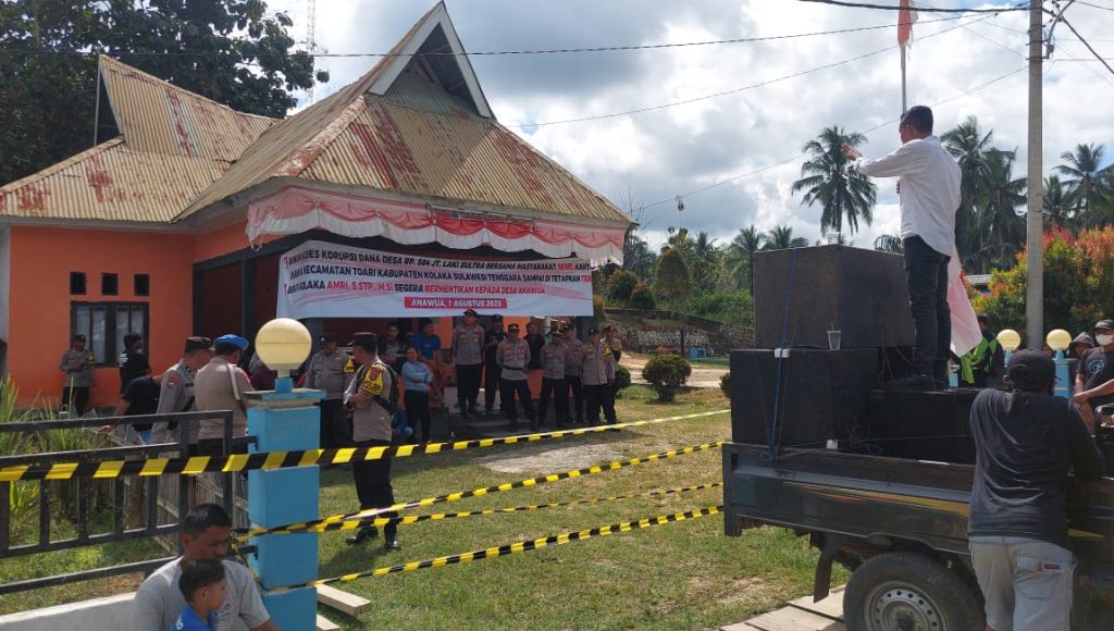 Diduga Selewengkan Dana Desa dan ADD 504 Juta Rupiah, Warga Anawua Segel Kantor Desa