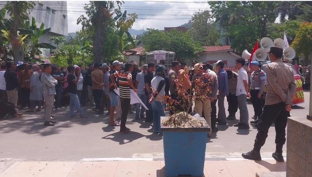 Warga Desak Polisi Tangkap Kades Konaweha Dugaan Pemalsuan Ijazah