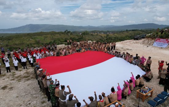 80 Tahun Merdeka: Sang Merah Putih Raksasa Berkibar Megah di Bukit Lambau Buton Selatan