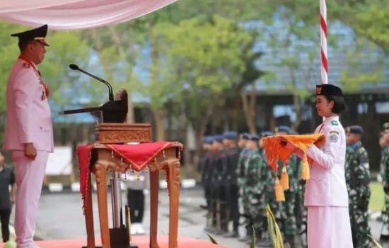 Hujan Iringi Penurunan Bendera HUT ke-80 RI di Sultra