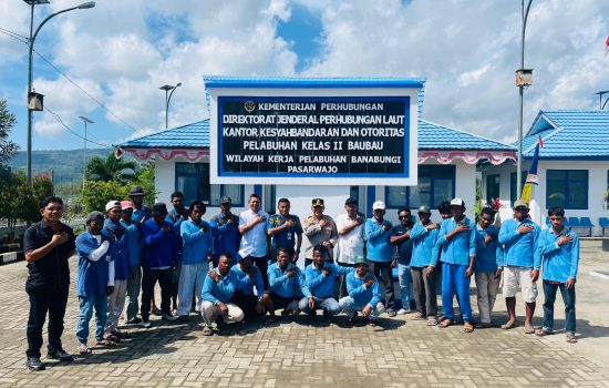 Jaga Kamtibmas, Kapolres Buton Ngopi Bareng Buruh di Pelabuhan Banabungi