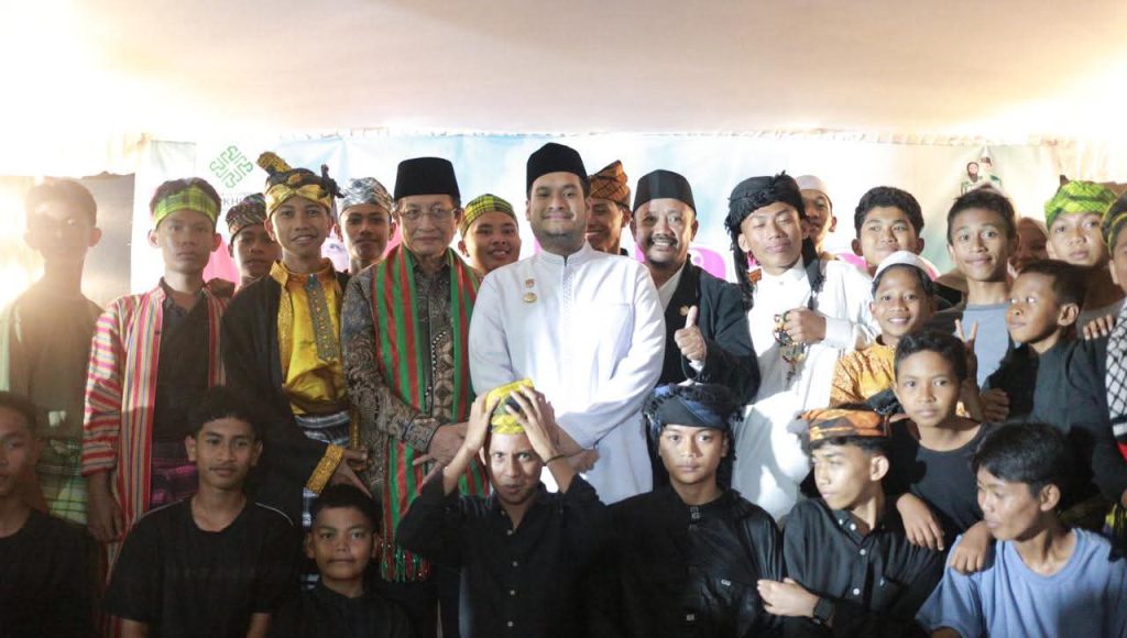 Alvin Akawijaya: Aspal Buton untuk Pesantren Al-Ikhlas