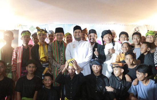 Alvin Akawijaya: Aspal Buton untuk Pesantren Al-Ikhlas