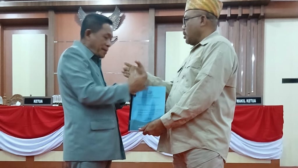 Wagub Sultra Serahkan Raperda Perubahan APBD 2025 ke DPRD