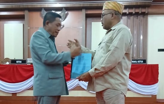 Wagub Sultra Serahkan Raperda Perubahan APBD 2025 ke DPRD