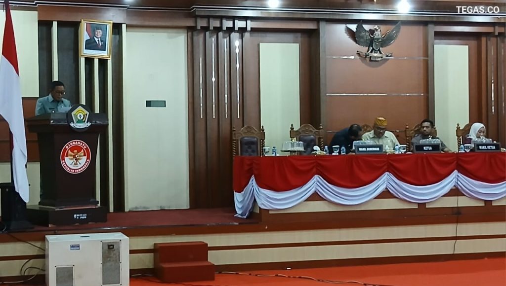 Wagub Sultra Serahkan Dokumen Raperda Perubahan APBD 2025 ke DPRD